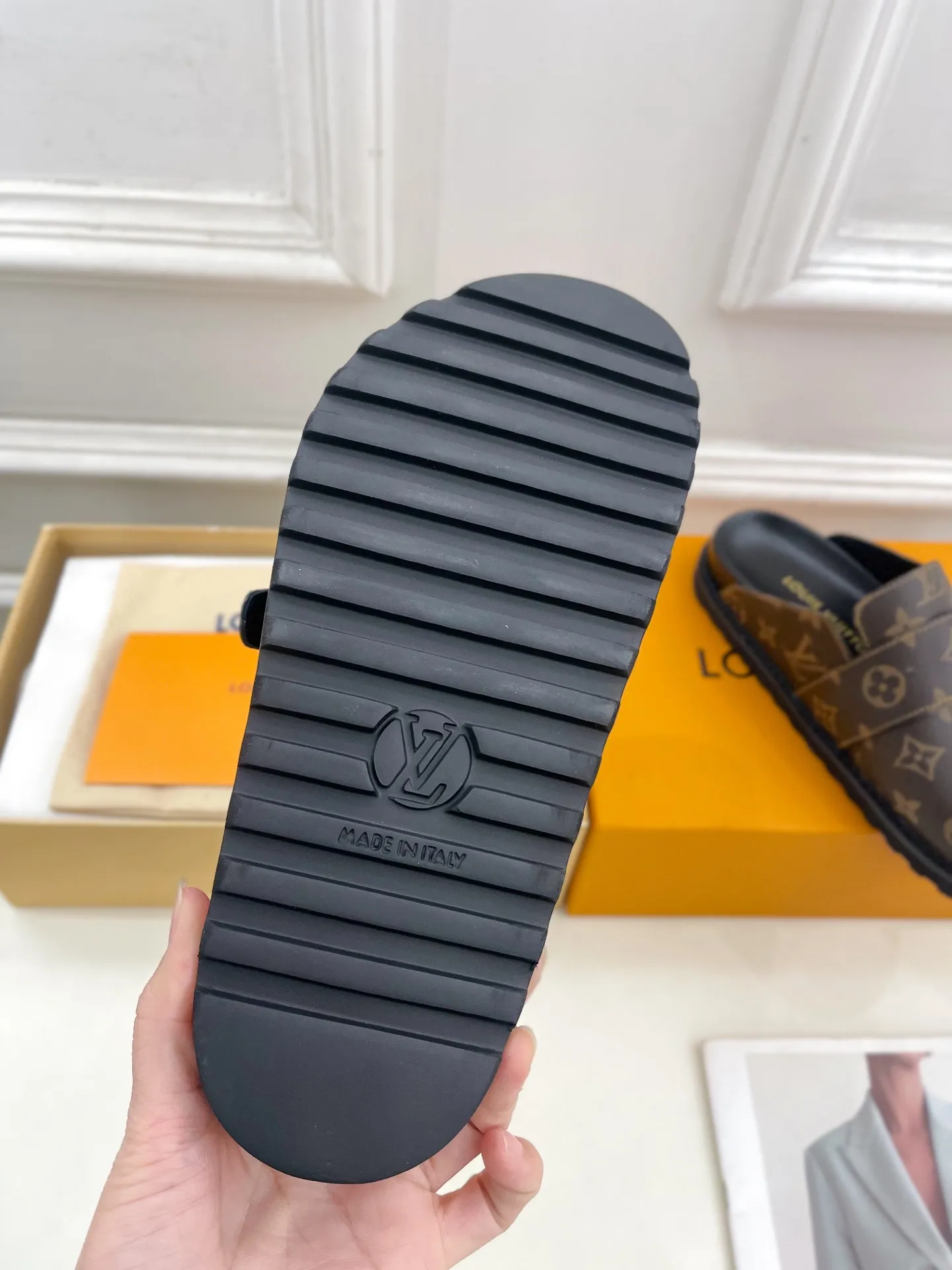 👟👟Ex-factory price 580👟👟 Men's model ➕10 LV | Louis Vuitton 25𝐬𝐬 🧡💚2025 Early spring new model Top version ⚠️ The counter features the latest LV COSY COMFORT metal buckle Bread Mule slippers hard goods new🆕 ❥BS purchasing level! Full of high-end feel! A popular model among bloggers at home and abroad, it’s retro and fashionable and looks amazing on your feet! Mainly recommended models on the official website★ ━━━━━ ЅᏇєєt ━━━━━ ▪️Upper: original specific cowhide/old leather ▪️lining: imported cowhide lining ▪️outsole: original molded outsole ▪️shoe size: women's size 35-39 (customized at 40.41) Men's size 40-44 (45.46 customized)
